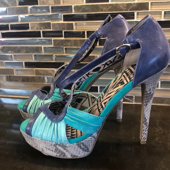 Jessica Simpson Shoes - Jessica Simpson Brouge retro color teal snake heel